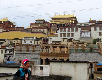 tibetan woman in zhongdian